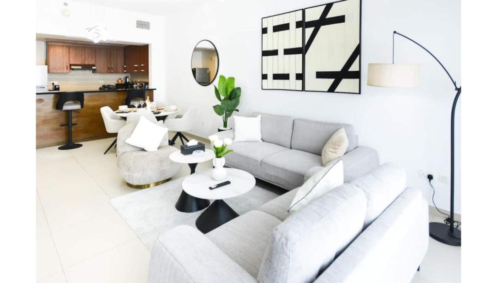 una sala de estar con un sofá y una mesa en Gate view Glow 1BR in Al Reem Island, en Abu Dabi