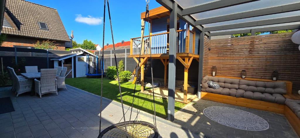 a house with a patio with a deck and a balcony at Komfort-Haus in Top-Lage in Osterholz-Scharmbeck