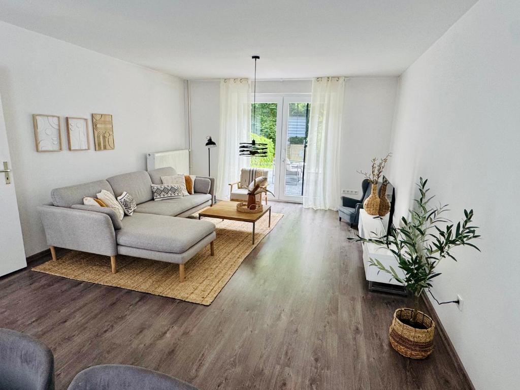 a living room with a couch and a table at 'Casa Miliya' - Großzügiges Stadthaus mit Garten nähe Messe in Herford