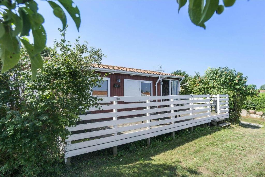 a white fence in front of a house at 6630-Allinge-Madselokke-5-Hus-45 in Allinge