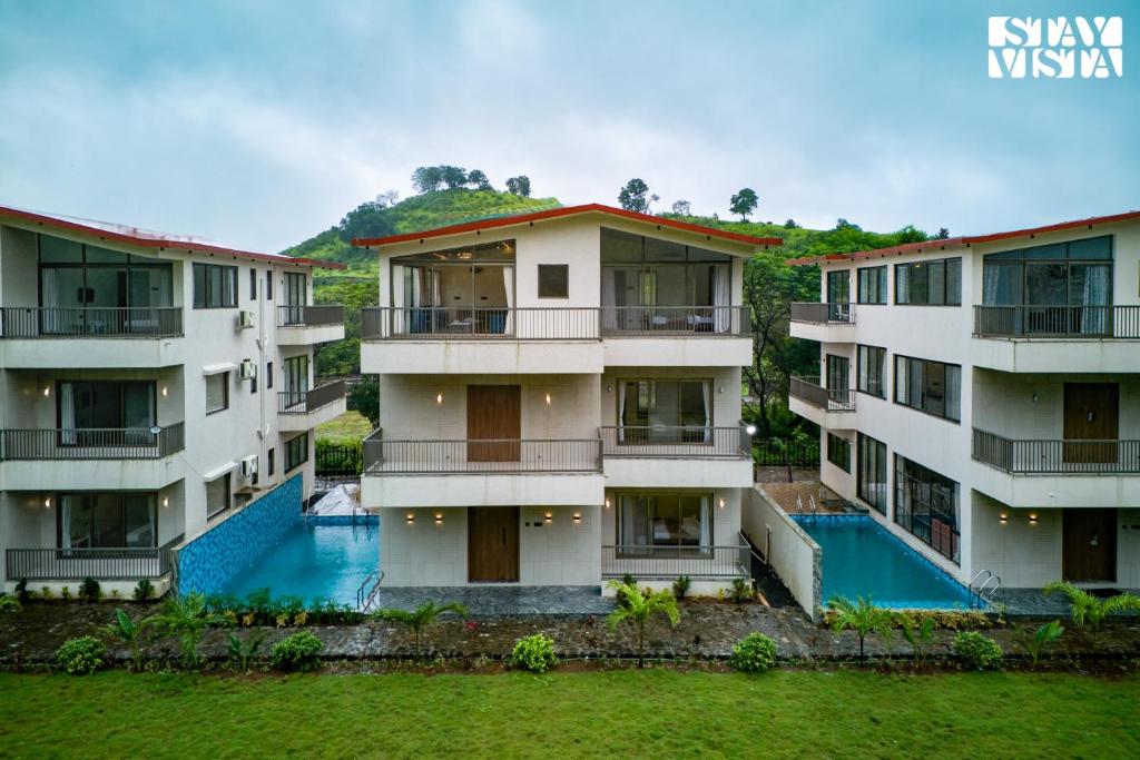 Πισίνα στο ή κοντά στο StayVista at Mount Willow with Mountain views, AC, Lawn