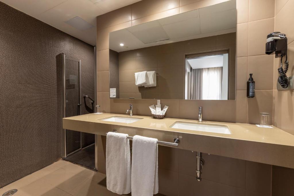 BIBO Hotel Recogidas - Deluxe Double Room (2 Adults + 1 Child)