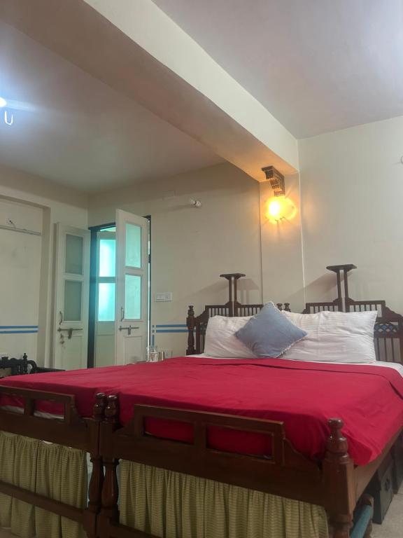 Un pat sau paturi într-o cameră la A heritage homestay-kishore niwas haveli in the old city room 2