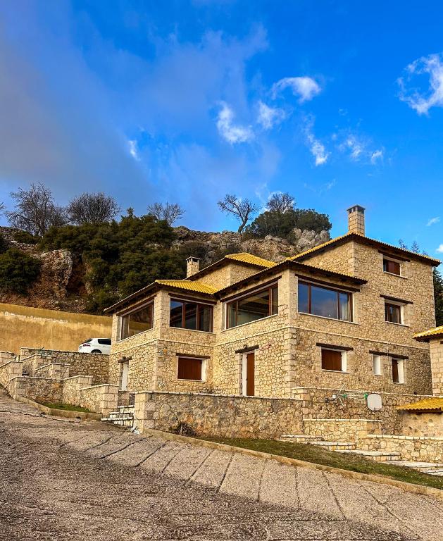 una casa de ladrillo al lado de una carretera en Veranda Villa, en Arachova
