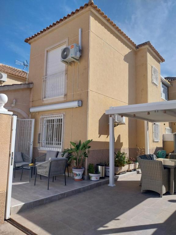 CASA CLARO maison familiale 4 chambres tout confort, jacuzzi privé, piscine commune, quartier résidentiel Los Balcones