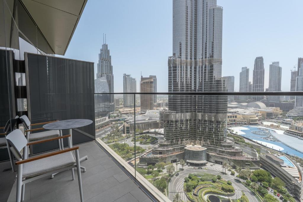 un balcón con vista a una ciudad en Shukr شكر - Luxury 3BR with Panoramic Burj Khalifa & Fountain Views - Address Residence Dubai Opera - 2 Min Walk to Dubai Mall, en Dubái