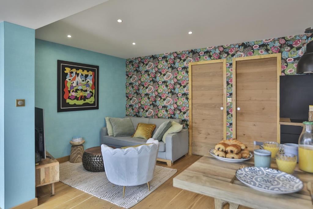a living room with a couch and a table at Appartement cozy proche de la plage in Brétignolles-sur-Mer