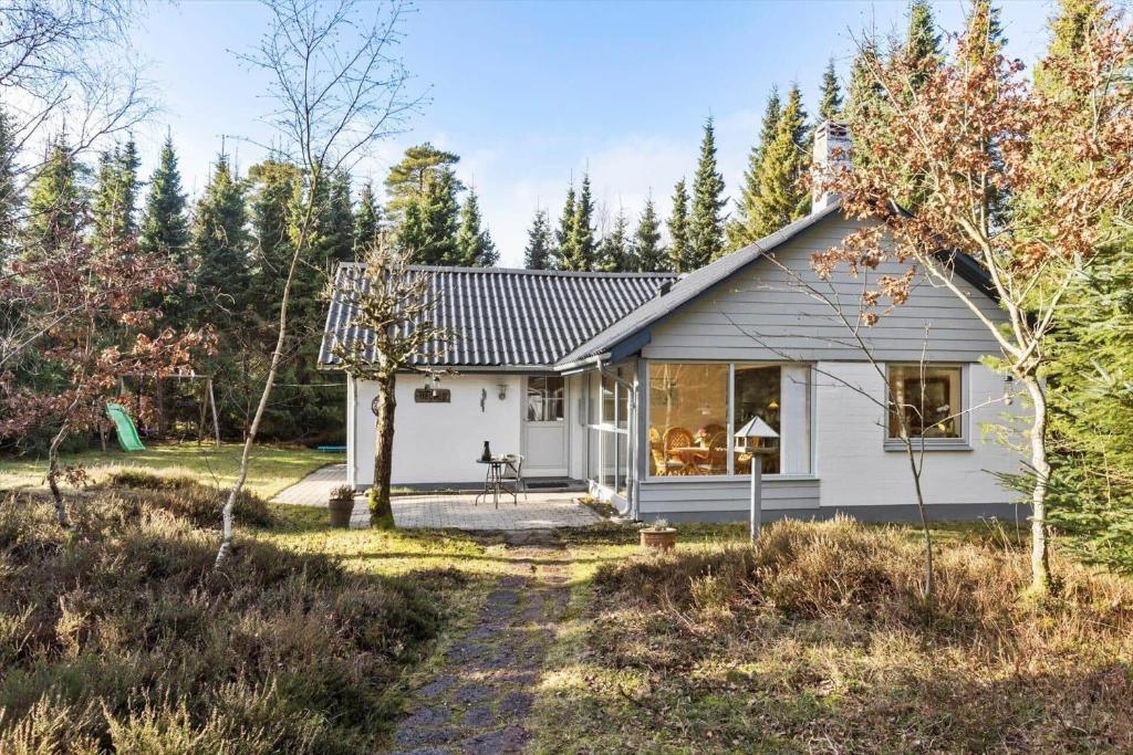 une maison blanche au milieu d'une forêt dans l'établissement HA368-Hals-Skovvej-4-B, à Hals