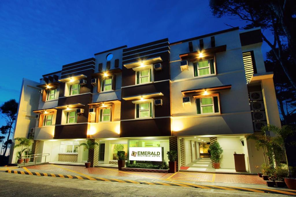 une séance d'hôtel la nuit dans l'établissement Emerald Boutique Hotel, à Legazpi