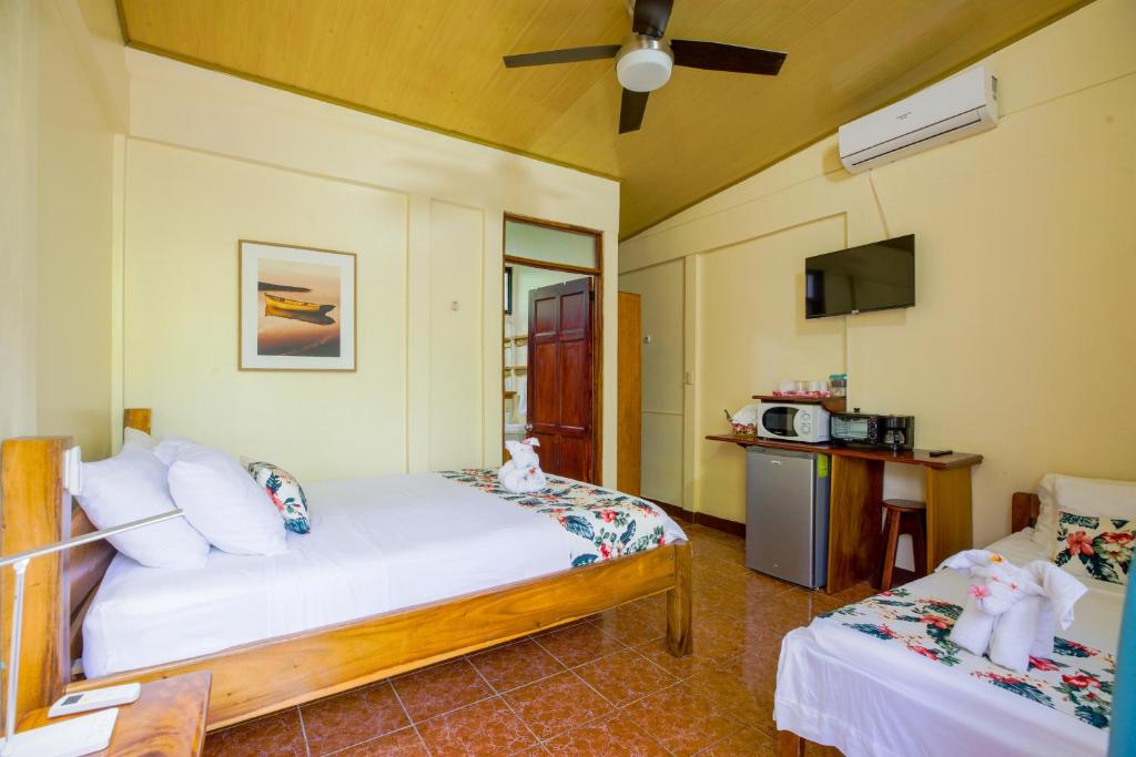 En eller flere senge i et værelse på Aloha Surf Nosara - Kahala Hui Cabins #4