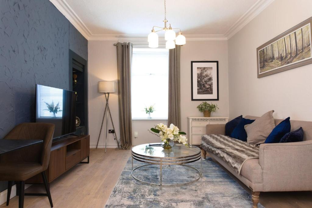 Μια τηλεόραση ή/και κέντρο ψυχαγωγίας στο Cosy 1-Bedroom Flat, Walk to Beaches