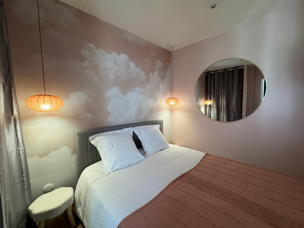 Postel nebo postele na pokoji v ubytování "Le rêve de Gaïa" Wifi, parking gratuit dans la rue