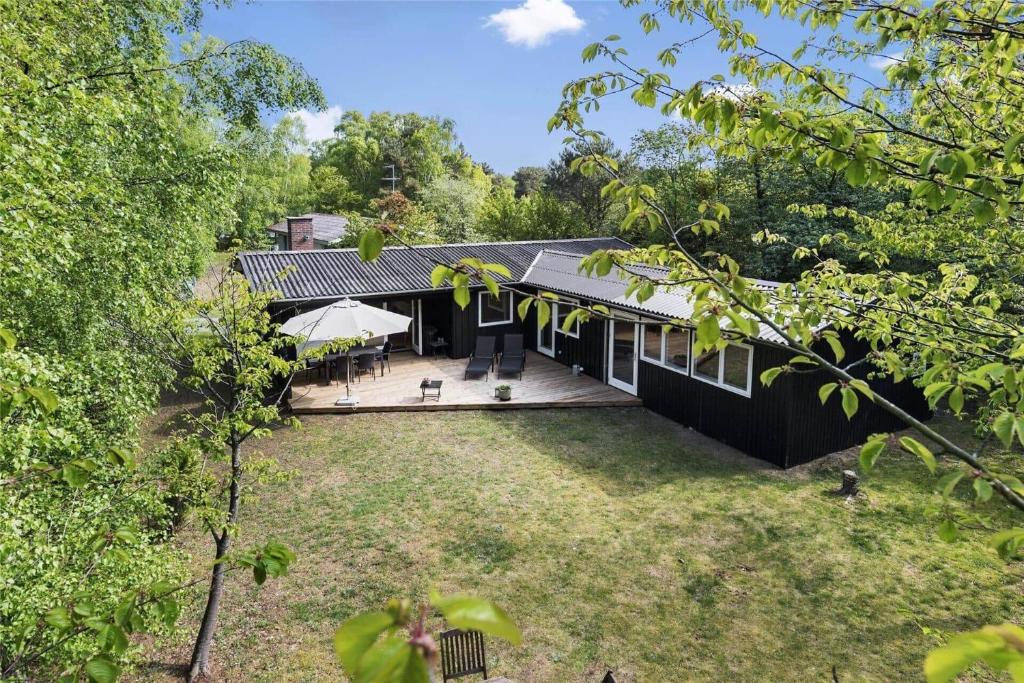 eine Luftansicht eines Hauses mit einer Terrasse in der Unterkunft 1583 Aakirkeby - Poserekrogen 8 in Vester Sømarken