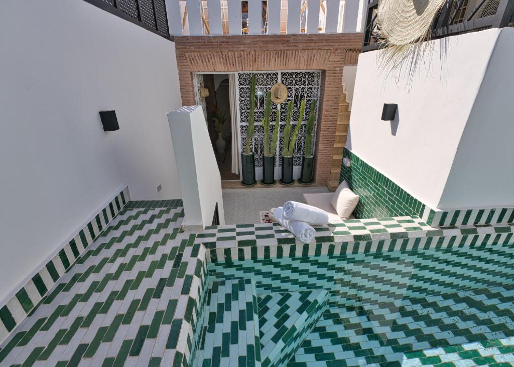 Un oso de peluche tendido en el suelo de una casa. en Dar Farah Riad luxe privé, 3ch, piscine chauffée, ptit déj, en Marrakech