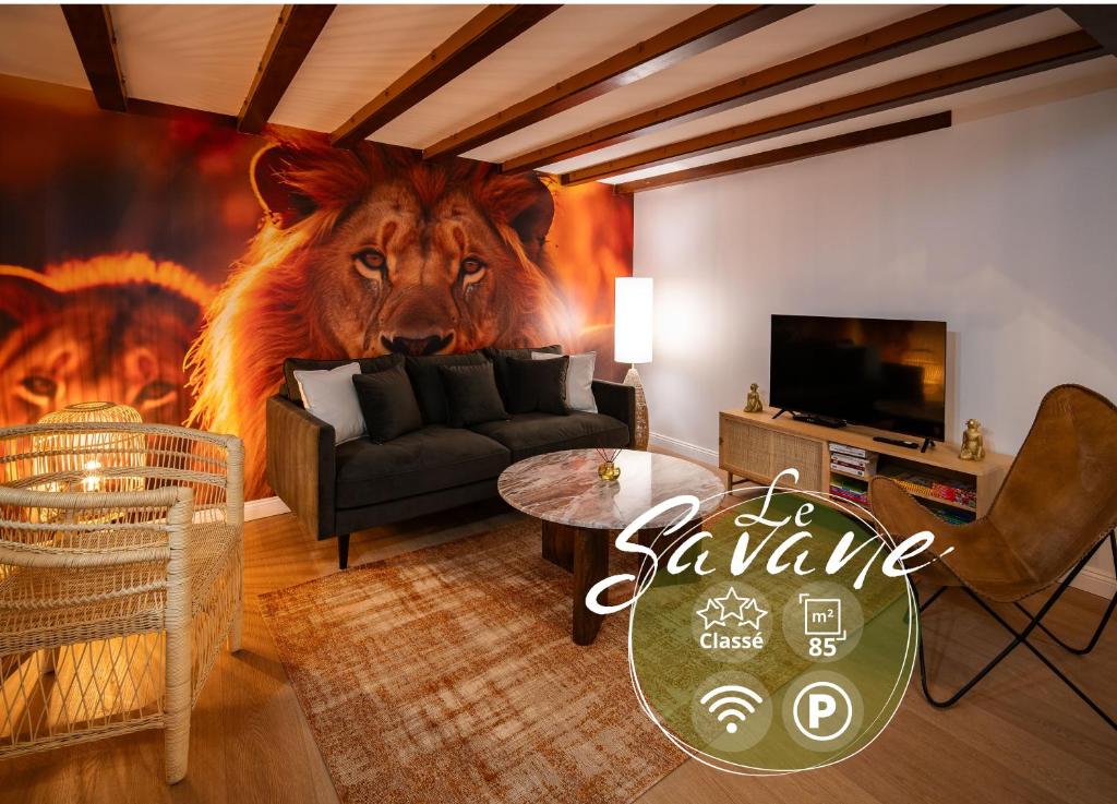 una sala de estar con una pintura de león en la pared en Le Savane - Grand Triplex Confort & Chaleureux, 2 Salons, en Castres