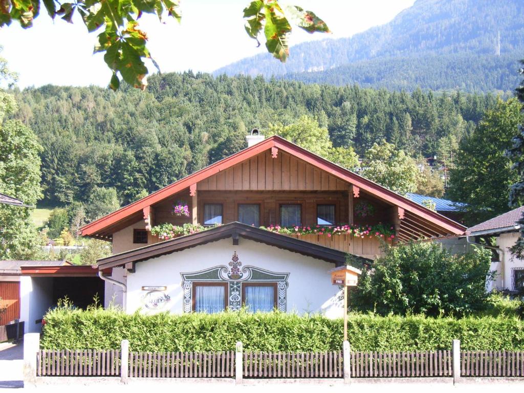 ein Haus mit einem Zaun davor in der Unterkunft Landhaus Freund in Berchtesgaden