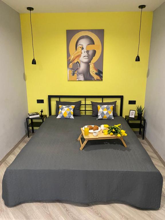 Ένα ή περισσότερα κρεβάτια σε δωμάτιο στο Живи тут