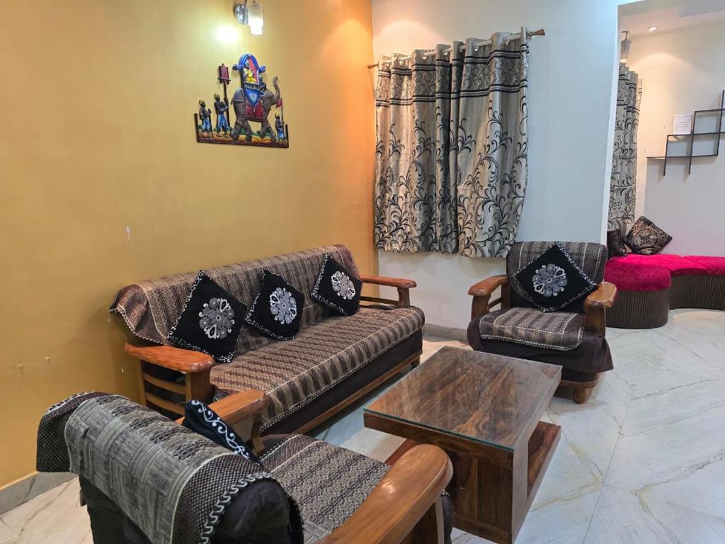een woonkamer met twee banken en een tafel bij 3BHK Flat Rudrashakti Enclave Nagpur in Nagpur