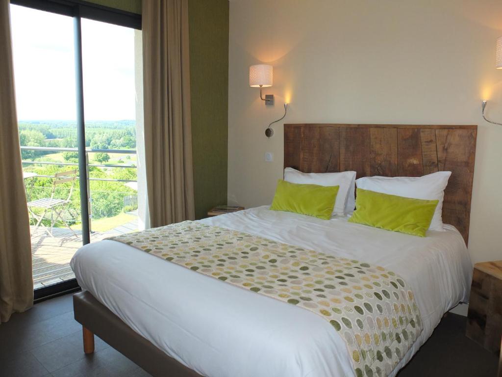 Postel nebo postele na pokoji v ubytování LOGIS Hôtel-restaurant IMAGO