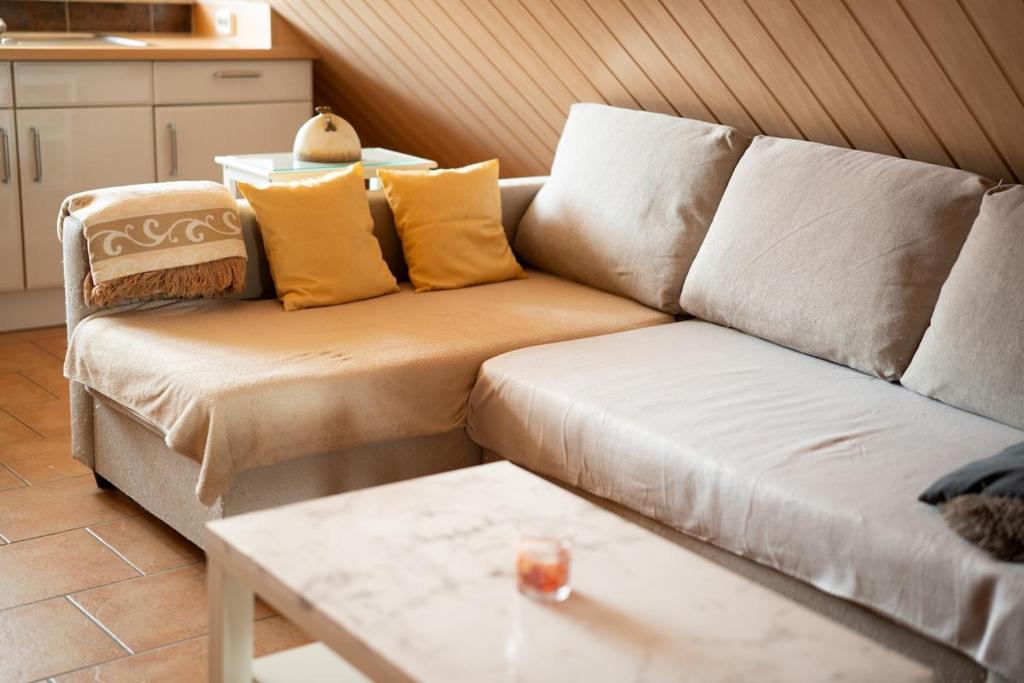 a living room with a couch and a table at Kleine ruhige Oase im Grünen in Osnabrück