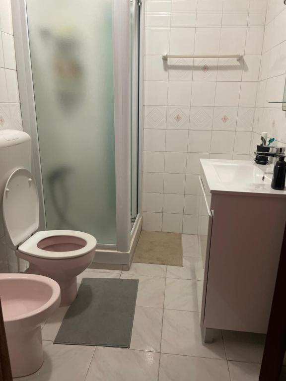 Ένα μπάνιο στο Luxury rooms in central Lisbon next station Odivelas