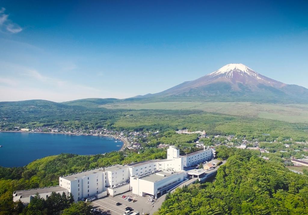 een uitzicht op een berg met een stad en een meer bij Hotel Mt. Fuji in Yamanakako