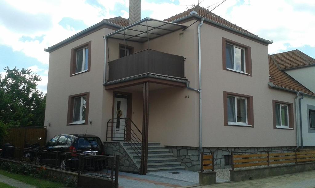 dom z balkonem na boku w obiekcie Apartmány Vilma w mieście Lednice