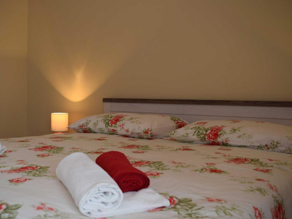 een bed met handdoeken en kussens erop bij Guesthouse Marko in Poreč