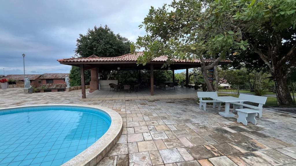 Het zwembad bij of vlak bij Chalé no Privê Monte Serrat com 3 quartos em Gravatá