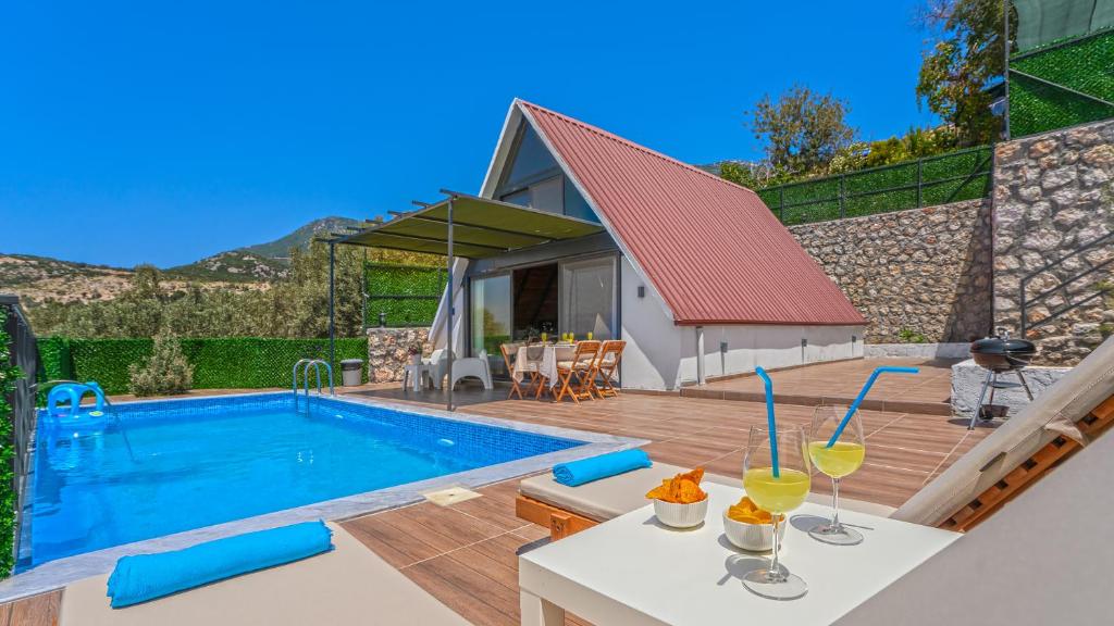 eine Villa mit Swimmingpool und ein Haus in der Unterkunft Villa Ilgın Panoramic Mountain & Sea Views, Secluded Retreat in Aklar