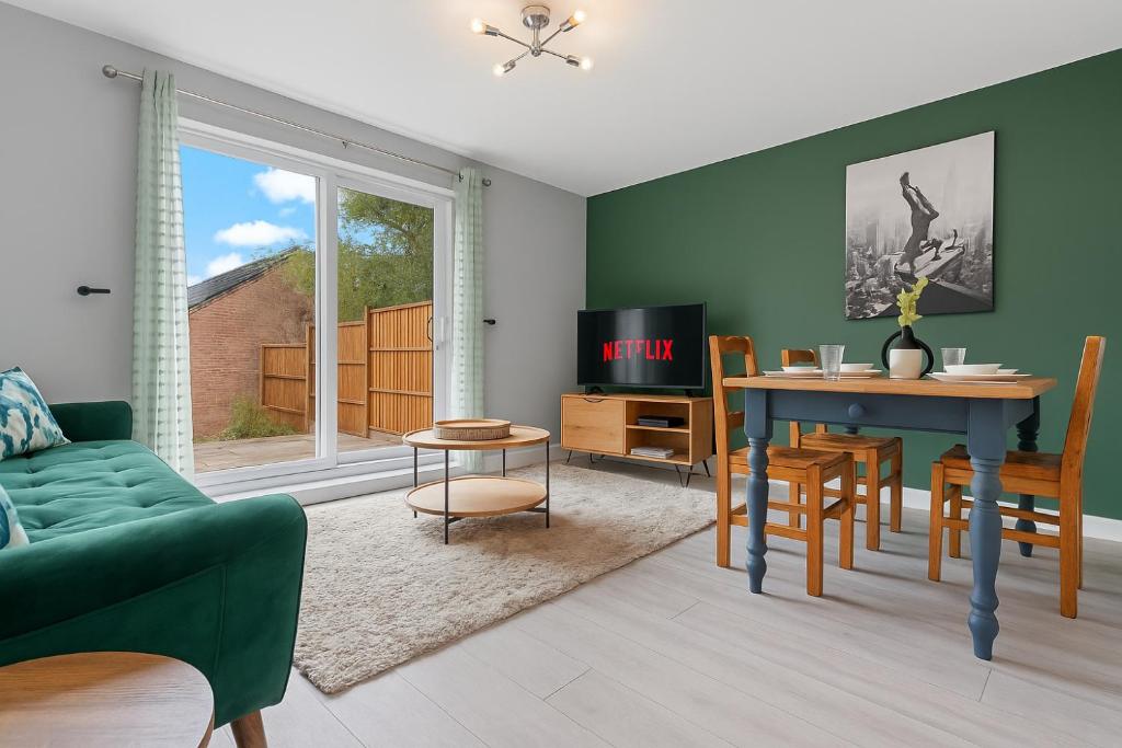 un salon avec un canapé et une table dans l'établissement Welcoming House - Walking distance to Town Centre - Sleeps 5 - Free Parking, Self-Check-In, Fast WiFi and Smart TV by Yoko Property, à Rugby