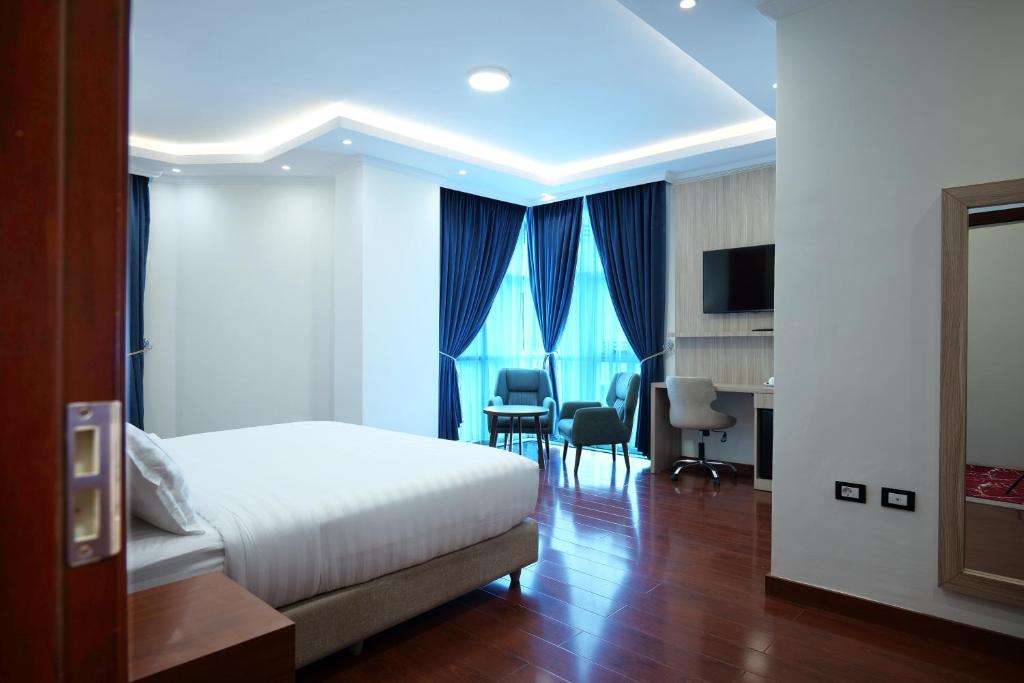 Postel nebo postele na pokoji v ubytování Crescent International Hotel