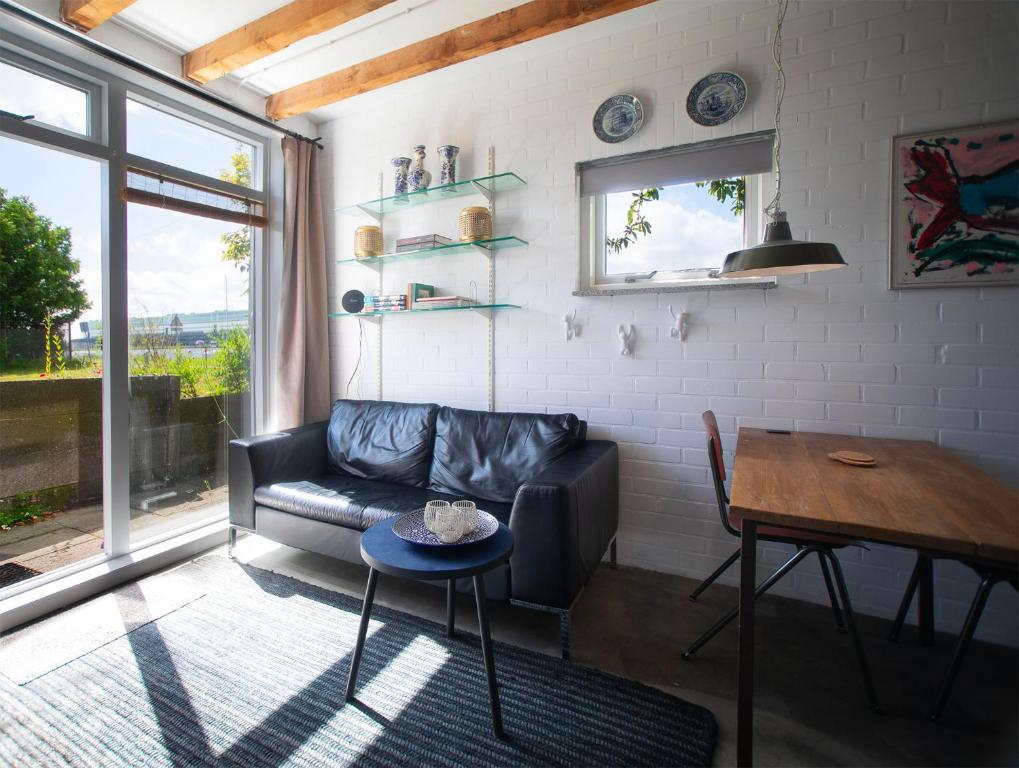 a living room with a couch and a table at Hemhuisje in Zaandam
