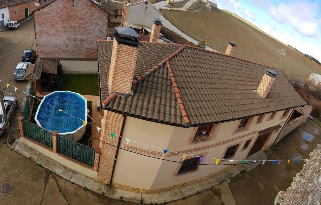 eine Draufsicht auf ein Haus mit Ziegeldach in der Unterkunft Casa Rural Rosa in Villafruel