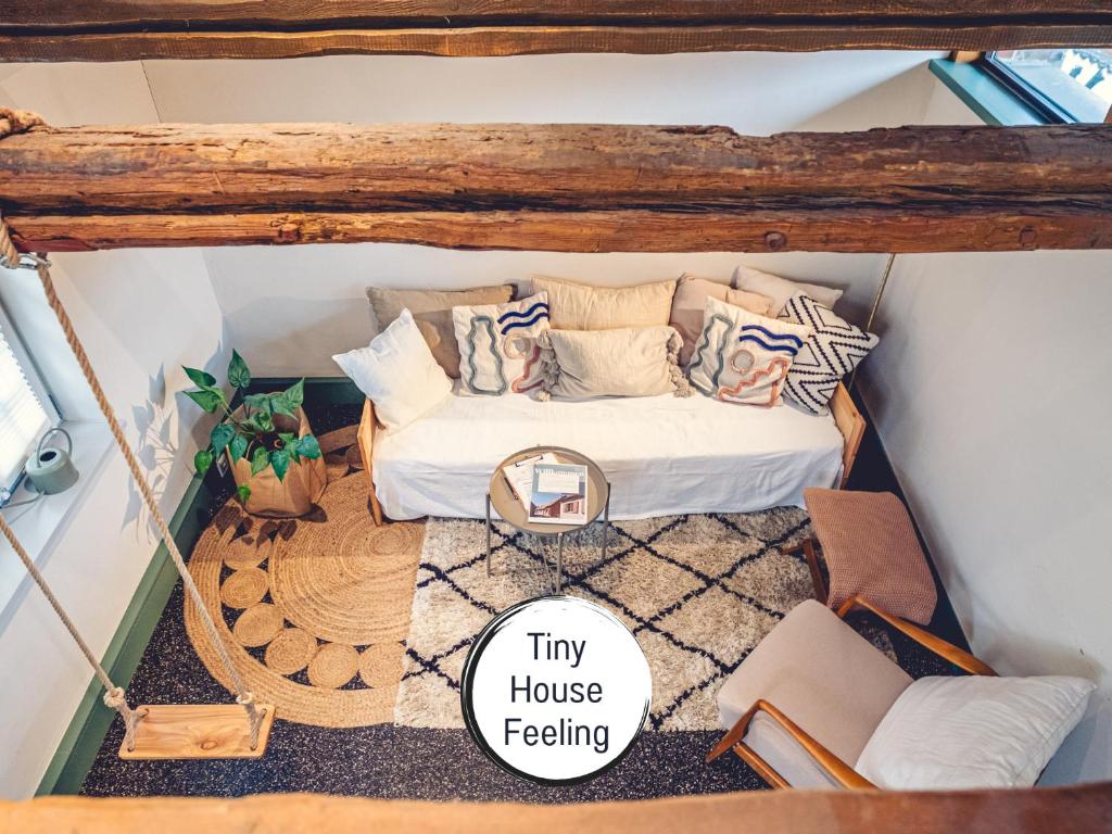 a small room with a bed in a tiny house feeling at Virginia Peng - Mini Ferienhaus in Kyritz, einer charmanten Stadt im Herzen von Brandenburg in Kyritz