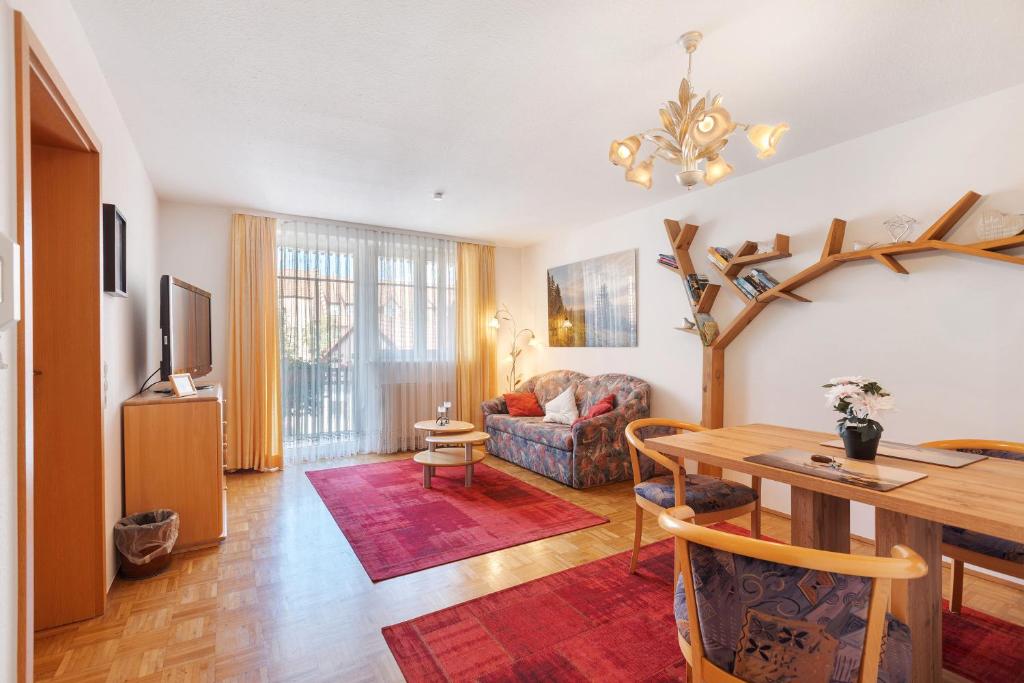 Televisyen dan/atau pusat hiburan di Ferienwohnung Südschwarzwald