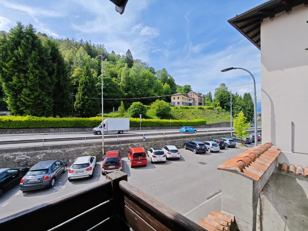 una vista de un aparcamiento con coches aparcados en Terrazza Su Crosio a Clusone in centro!, en Clusone