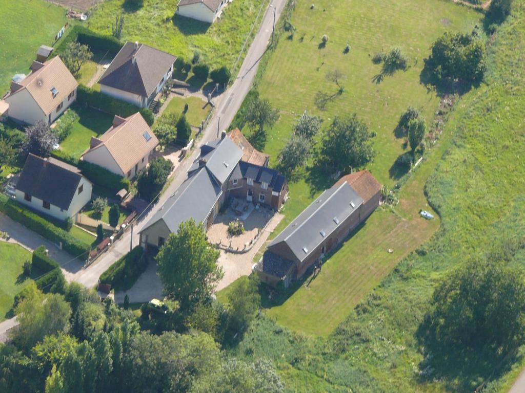 an aerial view of a house with a yard at Ferme renel in Poses