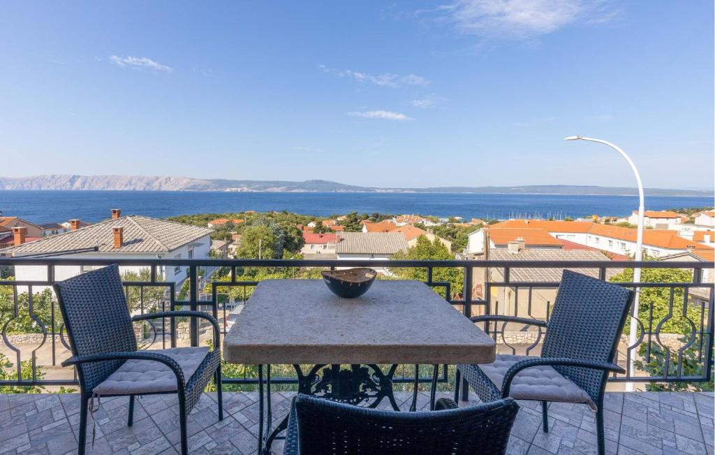 Cozy Apartment In Novi Vinodolski With Wifi