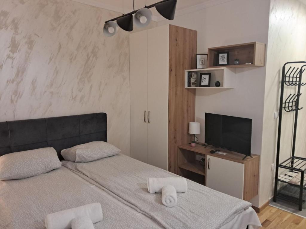 ベオグラードにあるTaMiLux apartmentsのタオルが敷かれたベッドのある寝室