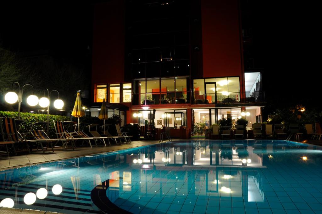 Bazén v ubytování Hotel Prestigio nebo v jeho okolí