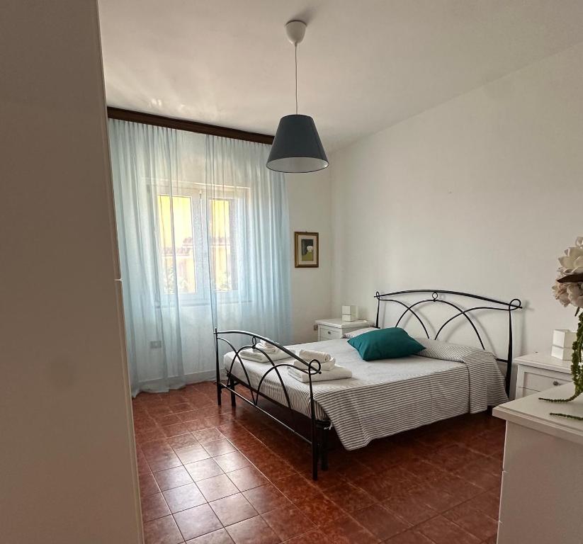 Un dormitorio con una cama con una almohada azul. en Residenza Elaya La Maddalena, en La Maddalena