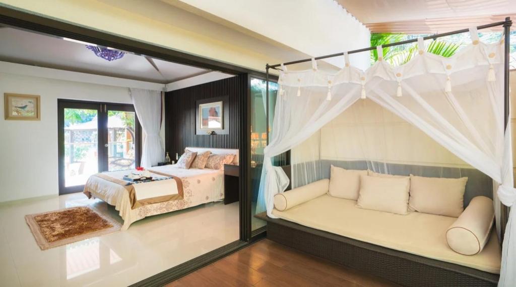 un dormitorio con una cama y un sofá en Andy's Boutique Hotel, en Bombay