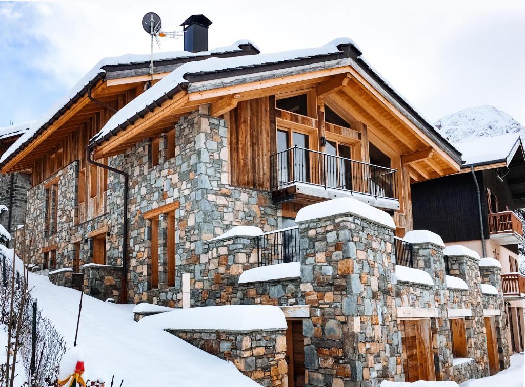 a log cabin in the snow with snow at Le Chalet St Martin 10 pers, 5 chambres, avec sauna, piscine in Saint-Martin-de-Belleville