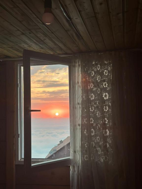 a window with a view of the sunset at Gomismta Panorama in Gomi