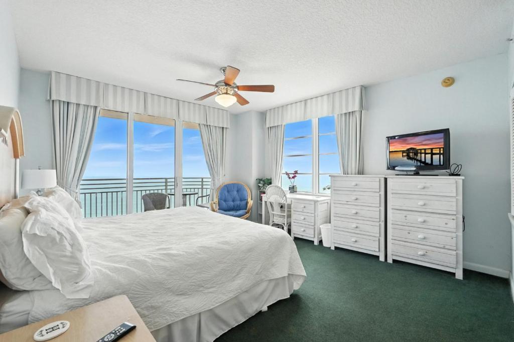 Ένα ή περισσότερα κρεβάτια σε δωμάτιο στο *New Listing* Ocean Front Oasis 2BR with Private Double Balcony at The Wyndahm Ocean Walk Resort