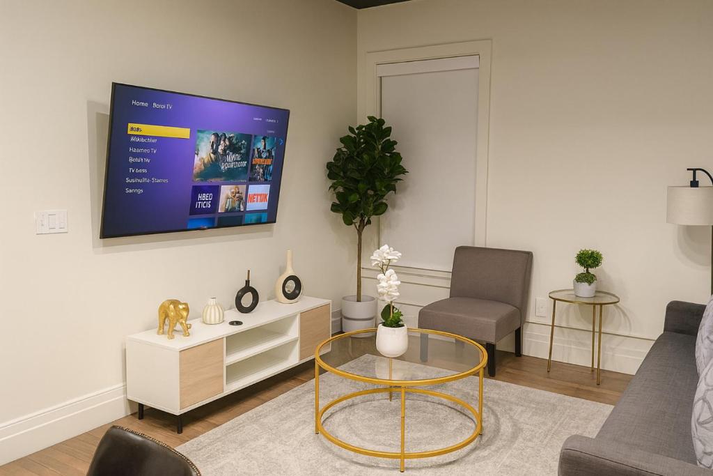 Et tv og/eller underholdning på 1BR Gym and Parking - On Rvrwalk - Pet-friendly