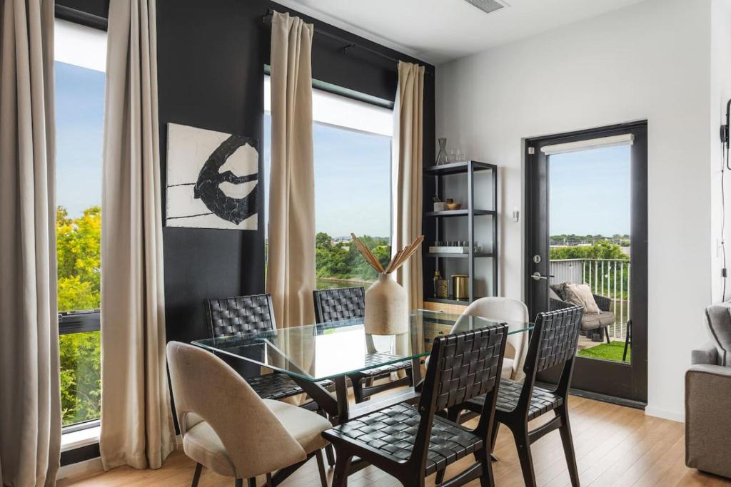 Posezení v ubytování Riverview Condo with Garage and Balcony and Walk Downtown