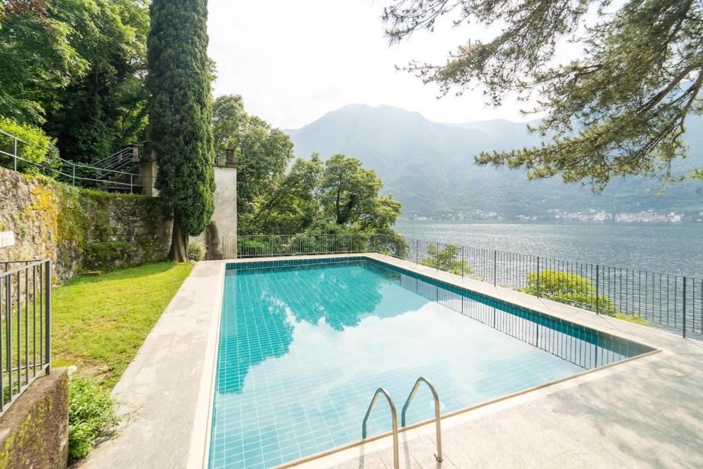 Lakefront apartment with a view, parking and swimming pool