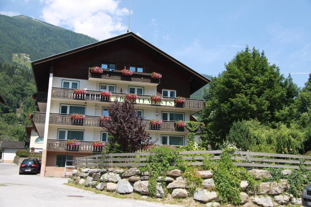 ein Gebäude mit Blumen auf den Balkonen in der Unterkunft Appartementhaus Sporthotel Mölltal in Flattach